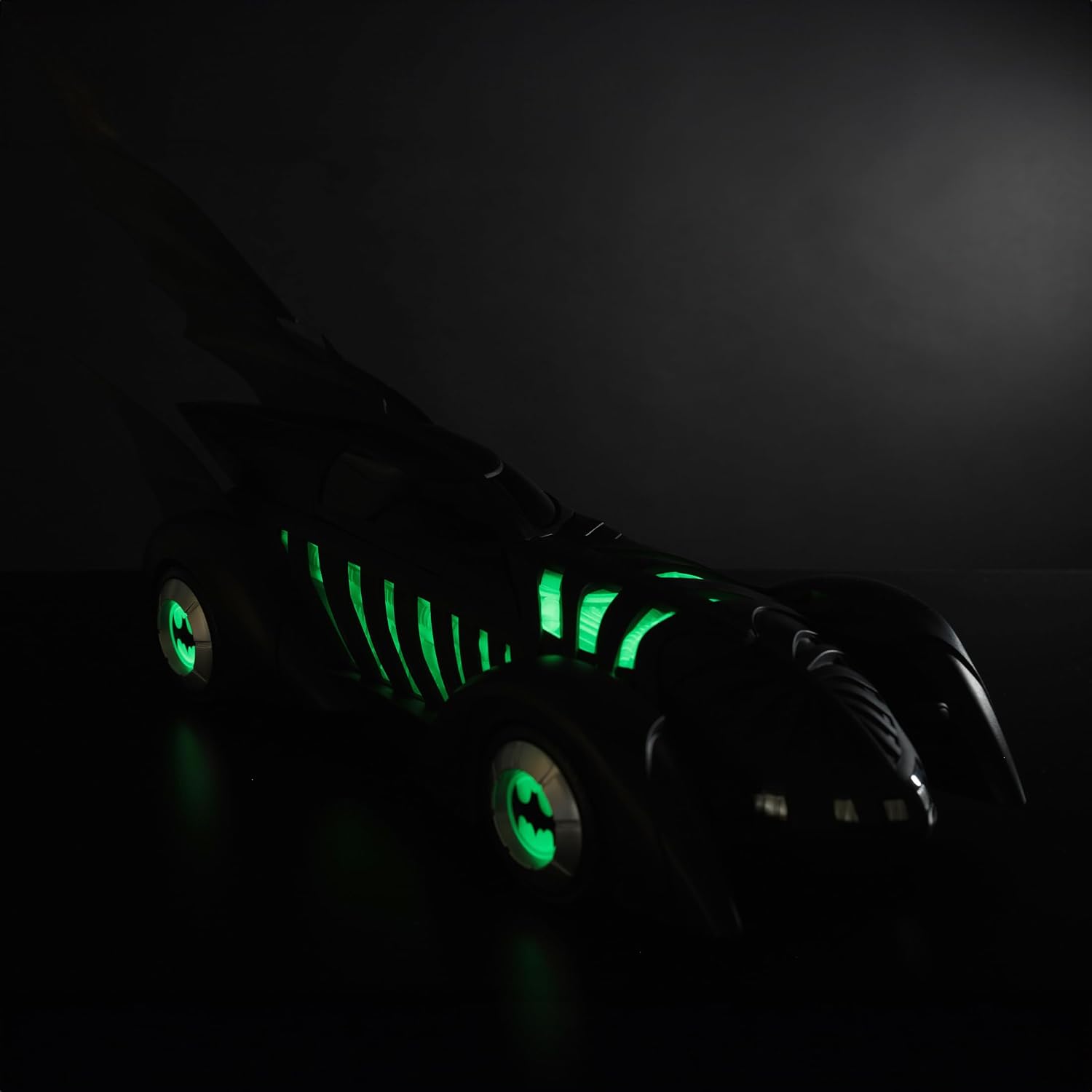 McFarlane Toys – DC Multiverse Batmobile (Batman Forever) Glow in The Dark Gold Label Vehicle